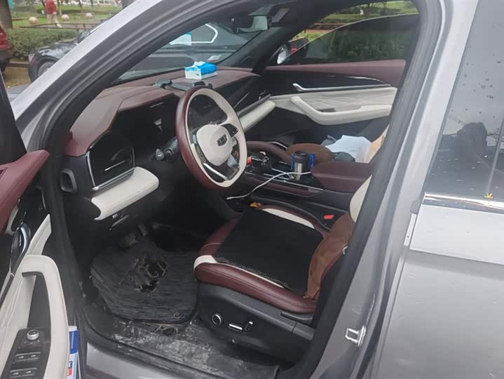 Фото 9 - Geely Monjaro