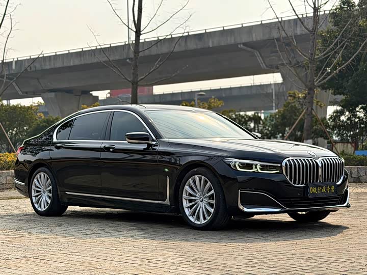 Фото 3 - BMW 7 Series