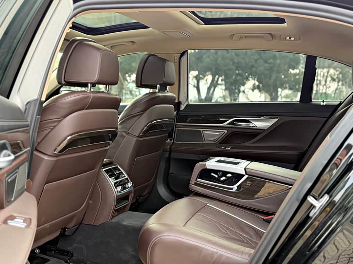 Фото 6 - BMW 7 Series