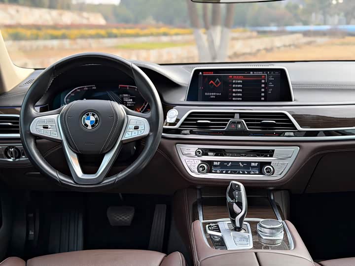 Фото 8 - BMW 7 Series