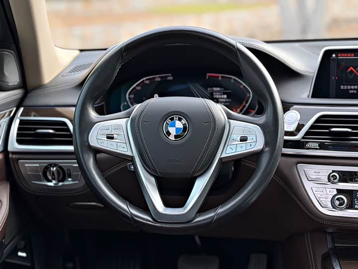 Фото 9 - BMW 7 Series