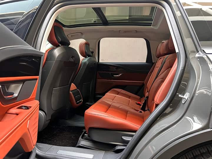 Фото 8 - Lincoln Nautilus