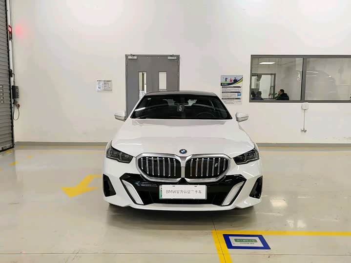 Фото 2 - BMW i5