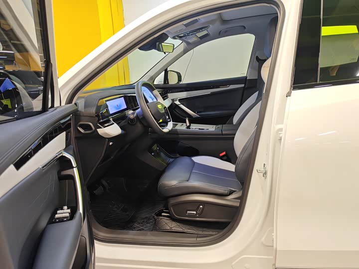 Фото 2 - Geely Atlas L