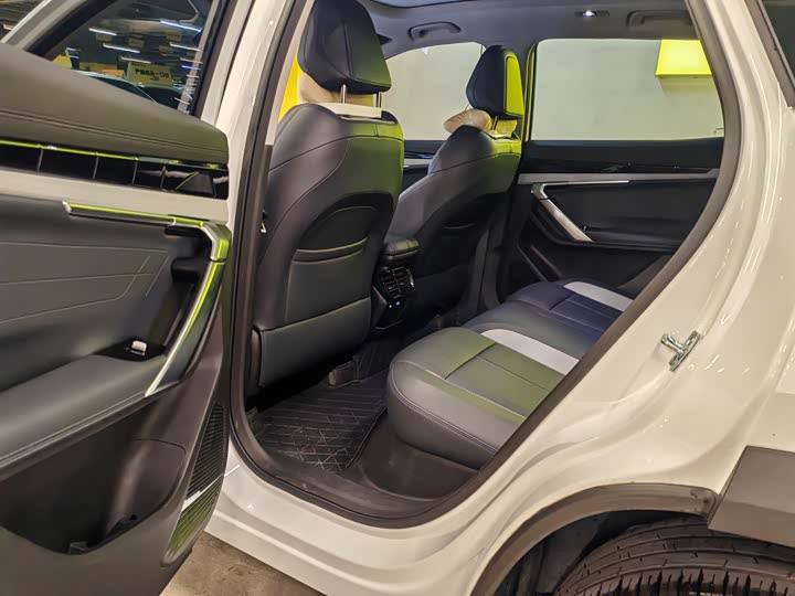 Фото 3 - Geely Atlas L