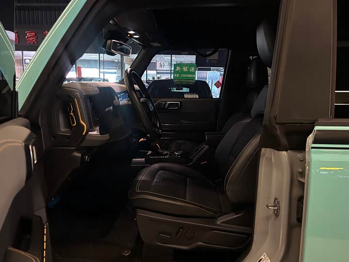 Photo 4 - Ford Bronco