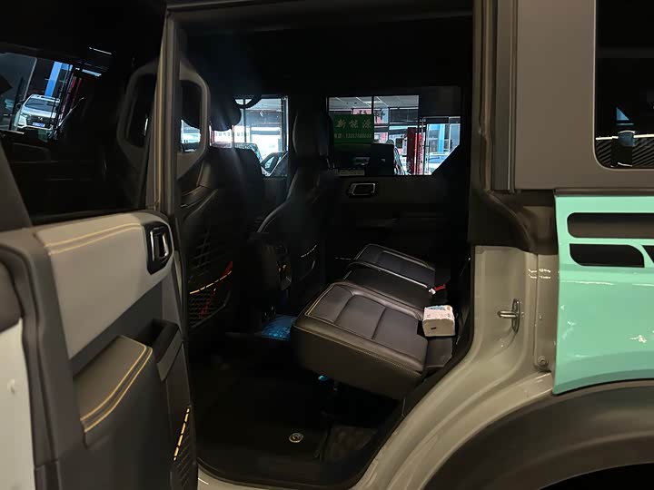 Photo 5 - Ford Bronco