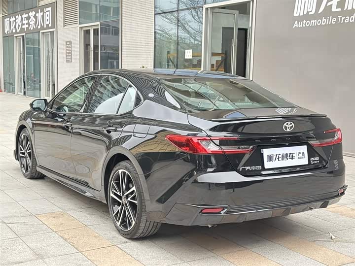Фото 9 - Toyota Camry