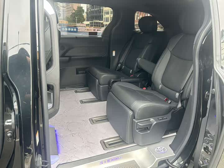 Фото 8 - Toyota Sienna