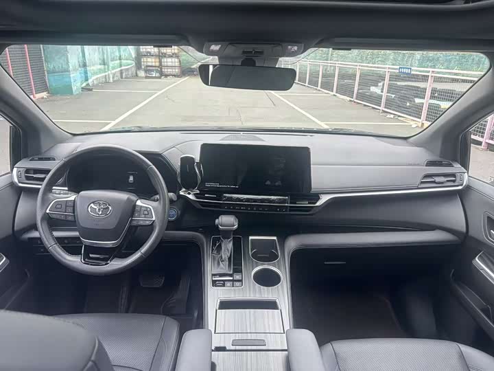 Фото 9 - Toyota Sienna