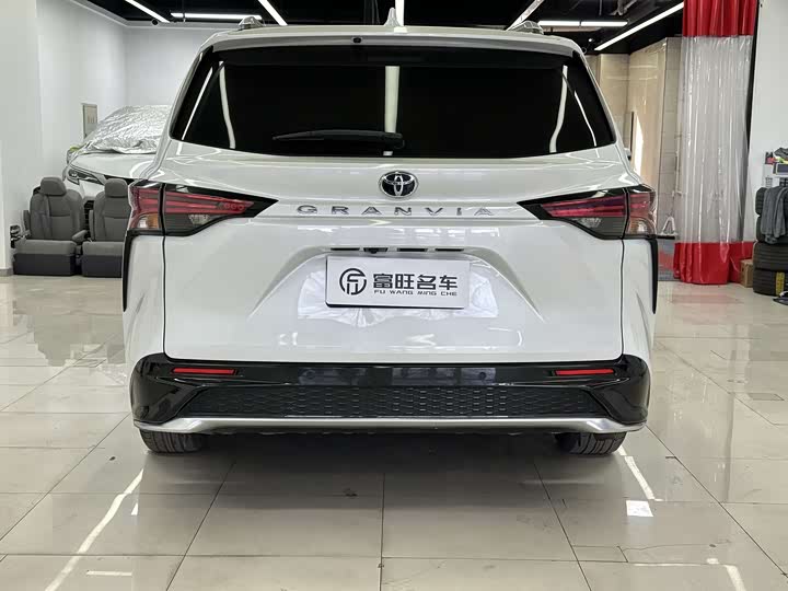 Фото 4 - Toyota Granvia