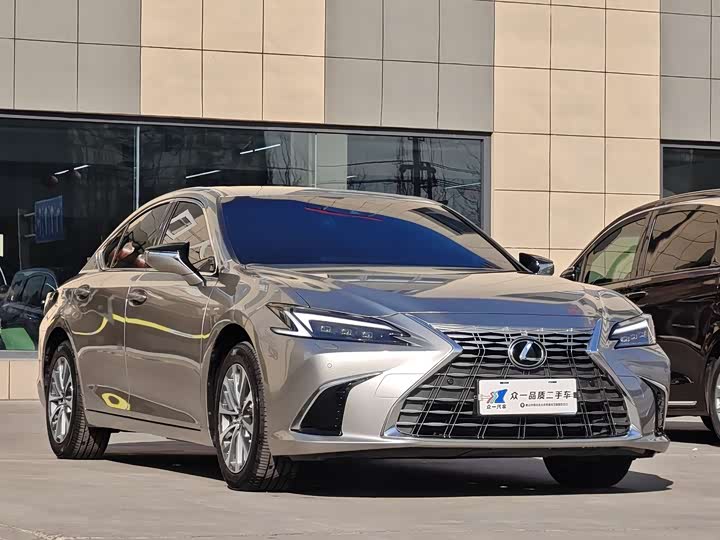Фото 3 - Lexus ES