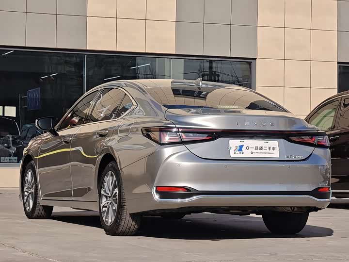 Фото 5 - Lexus ES