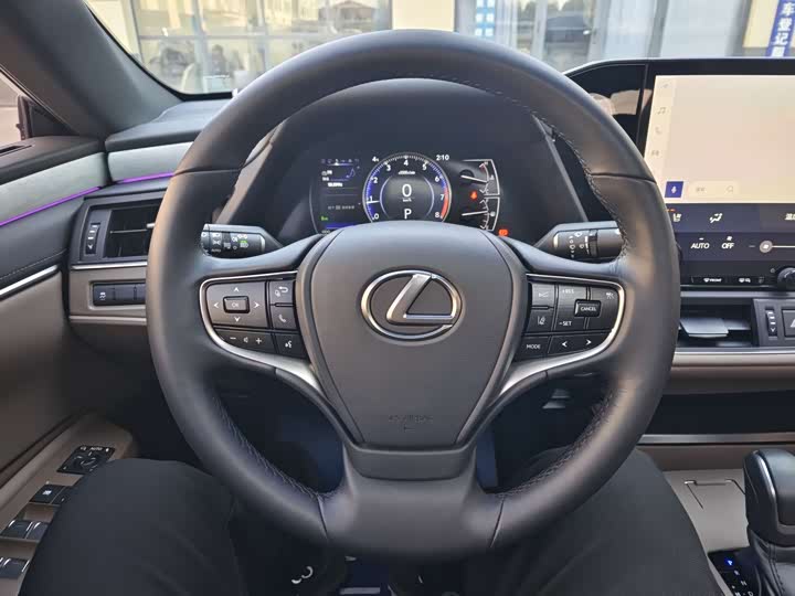 Фото 9 - Lexus ES