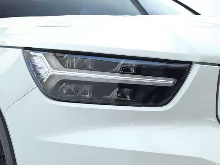 Фото 4 - Volvo XC40