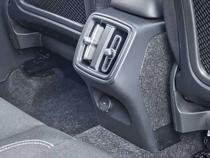 Фото 8 - Volvo XC40