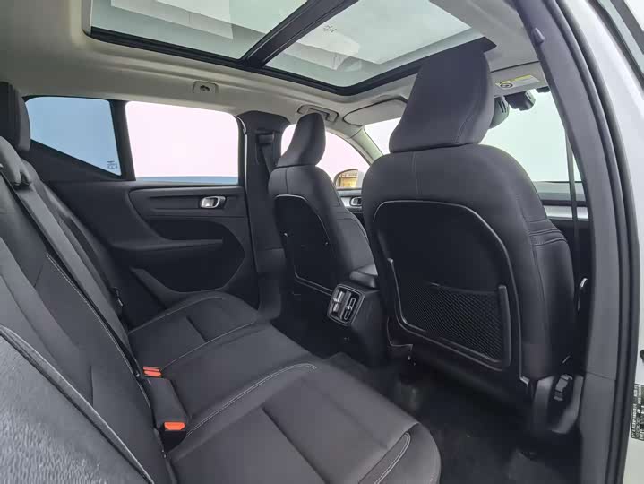 Фото 9 - Volvo XC40