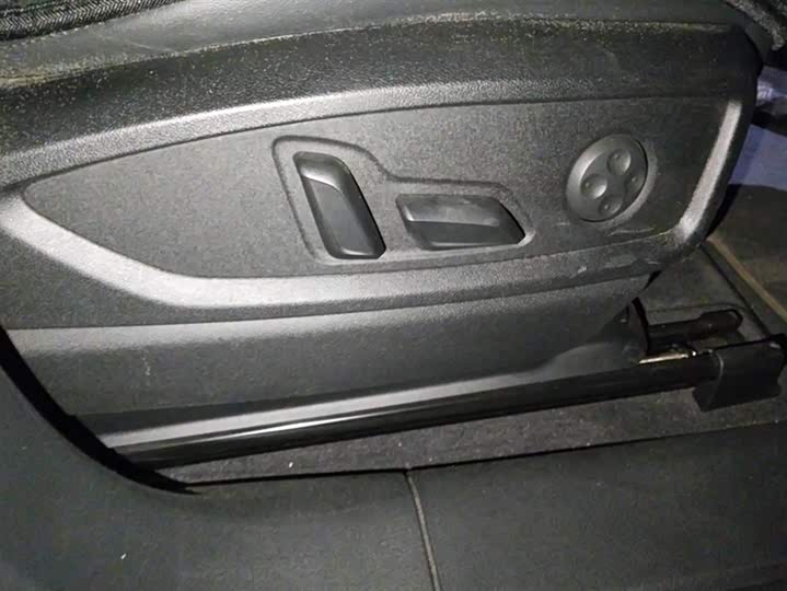 Фото 8 - Audi Q5L