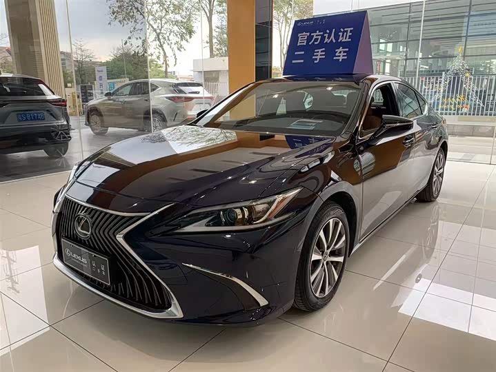 Фото 1 - Lexus ES