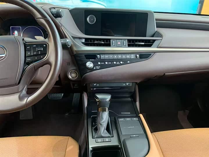 Фото 2 - Lexus ES