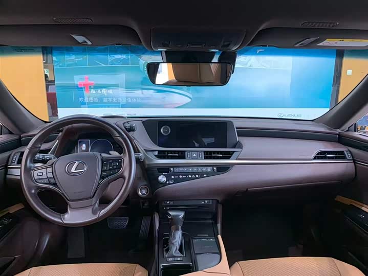 Фото 3 - Lexus ES