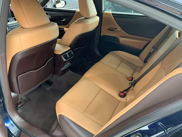 Фото 4 - Lexus ES