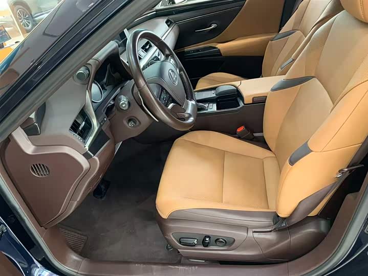 Фото 5 - Lexus ES