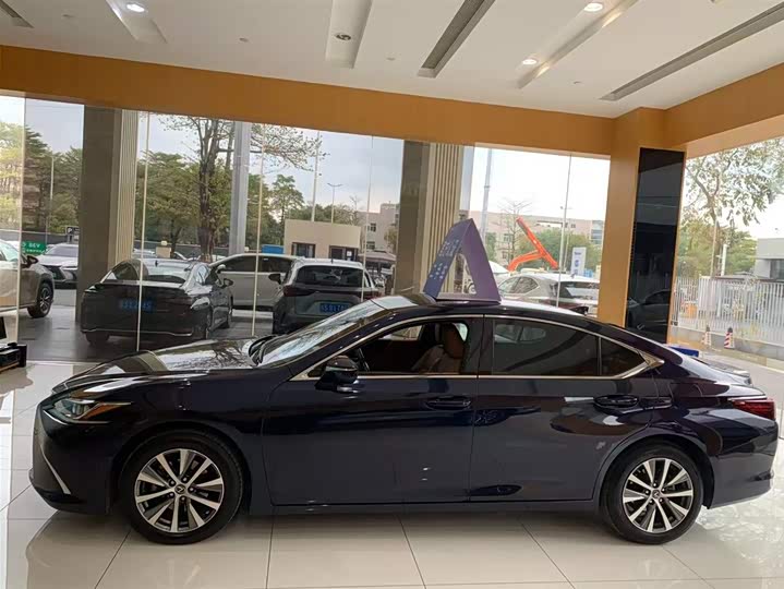 Фото 6 - Lexus ES