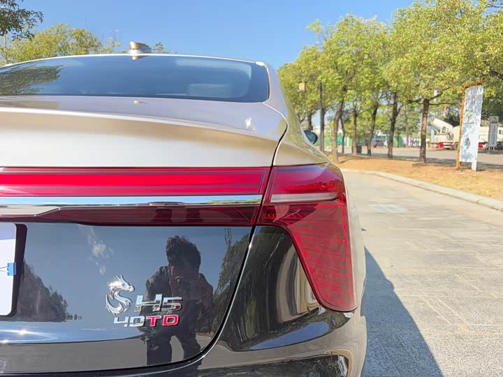 Фото 4 - Hongqi H5