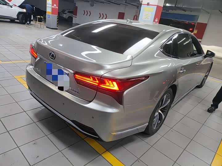 Фото 2 - Lexus LS