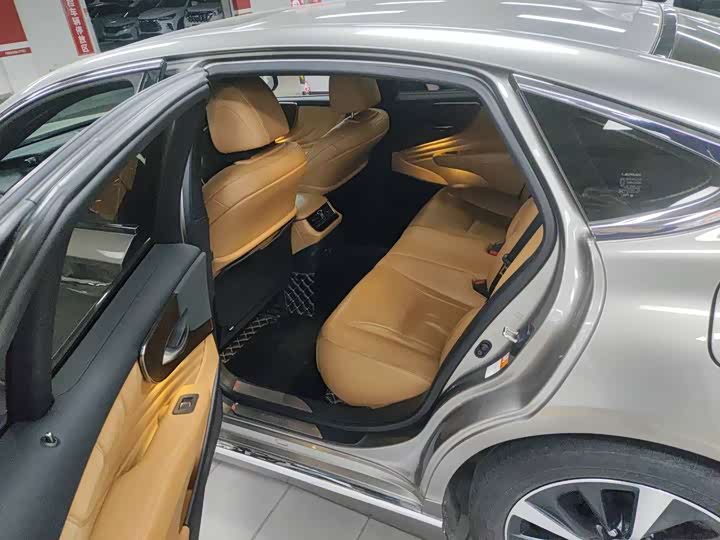 Фото 7 - Lexus LS