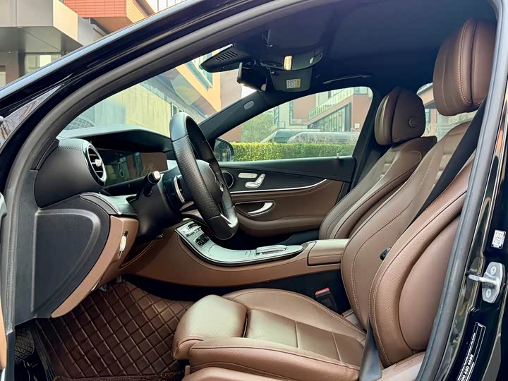 Photo 9 - Mercedes-Benz E-Class