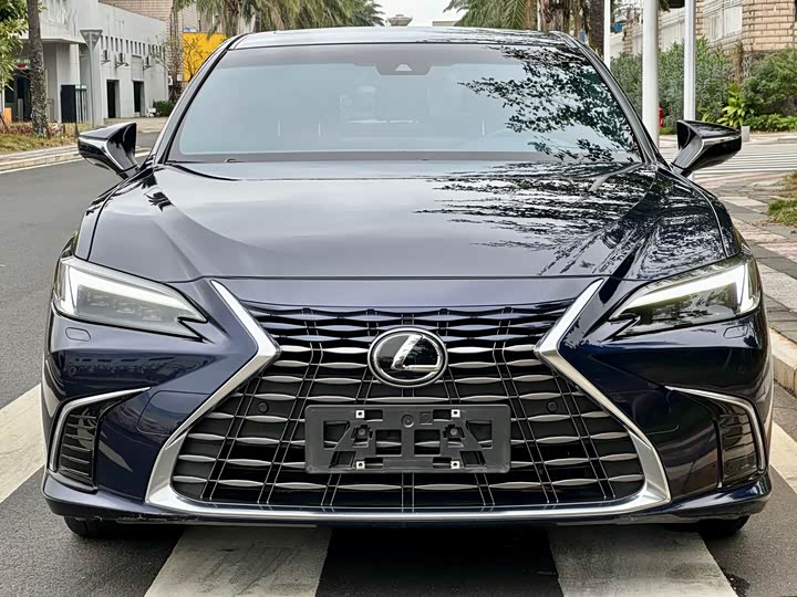 Фото 1 - Lexus ES