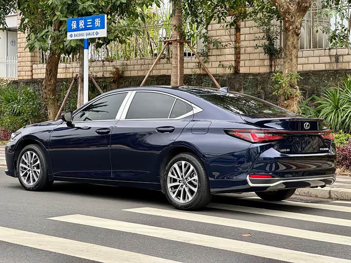 Фото 7 - Lexus ES