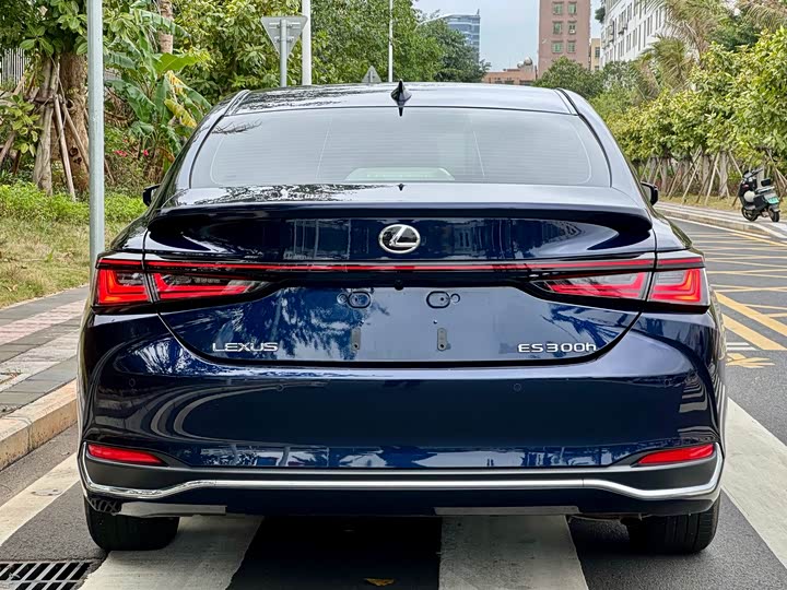 Фото 8 - Lexus ES