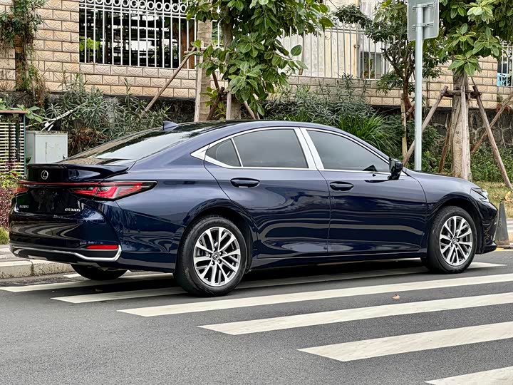 Фото 9 - Lexus ES