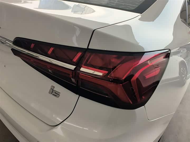 Фото 8 - Roewe i5