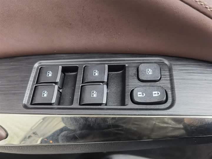 Фото 9 - JAC X8 Plus