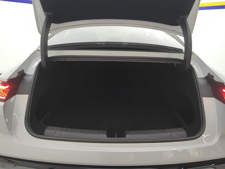 Фото 4 - Geely Galaxy E8