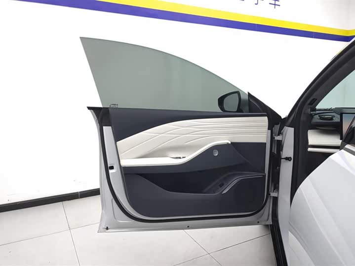 Фото 7 - Geely Galaxy E8