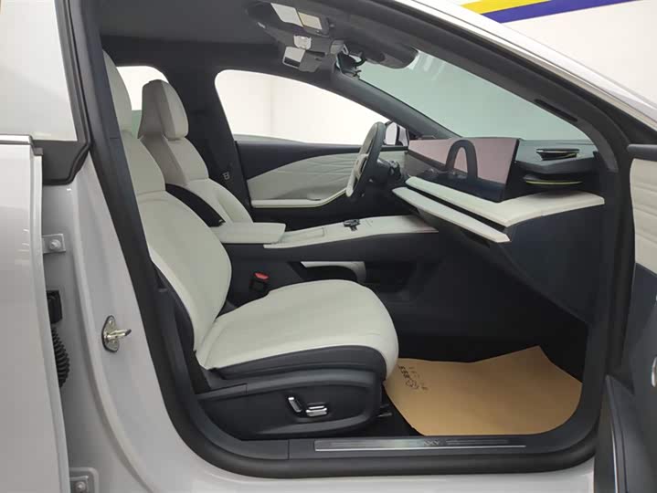 Фото 8 - Geely Galaxy E8