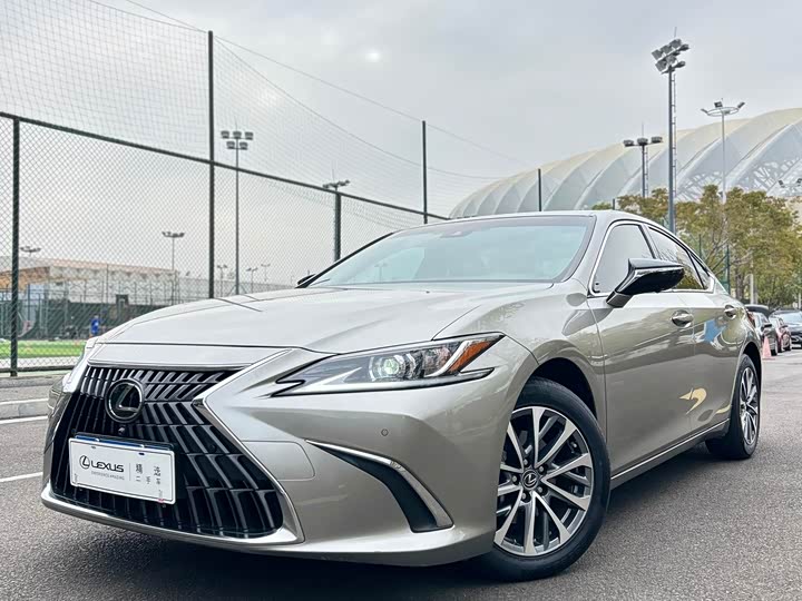 Фото 1 - Lexus ES