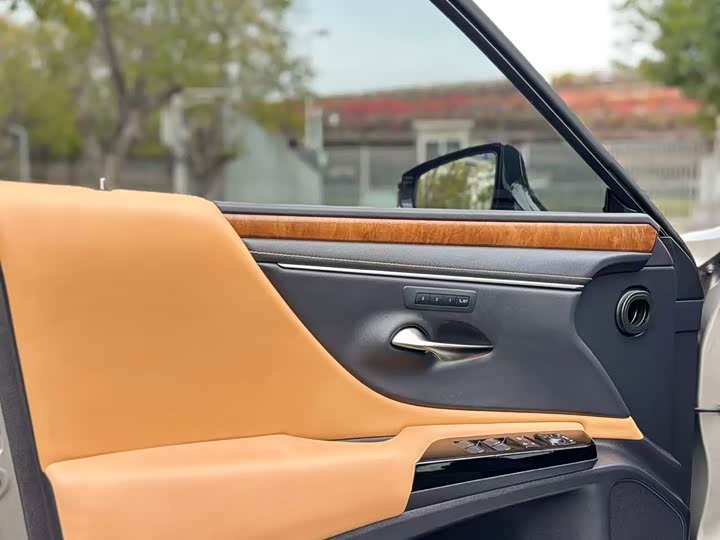 Фото 2 - Lexus ES