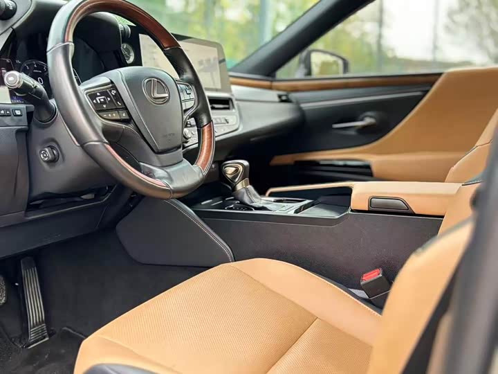 Фото 3 - Lexus ES