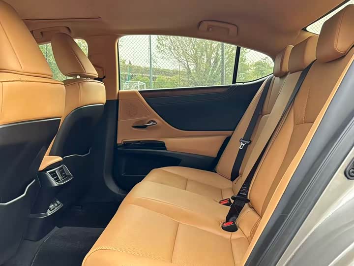 Фото 6 - Lexus ES