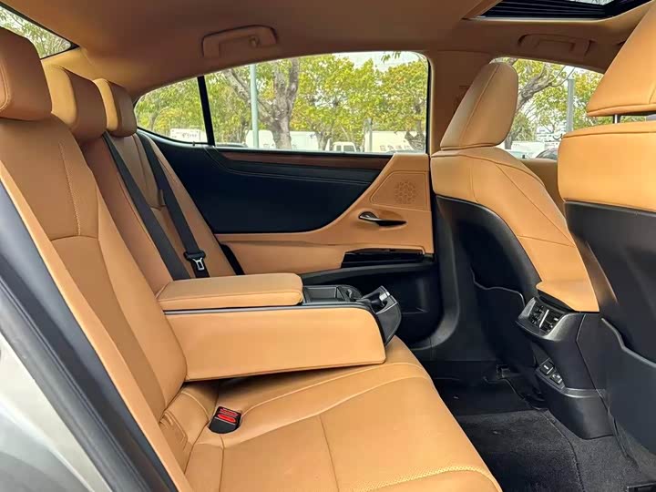 Фото 7 - Lexus ES