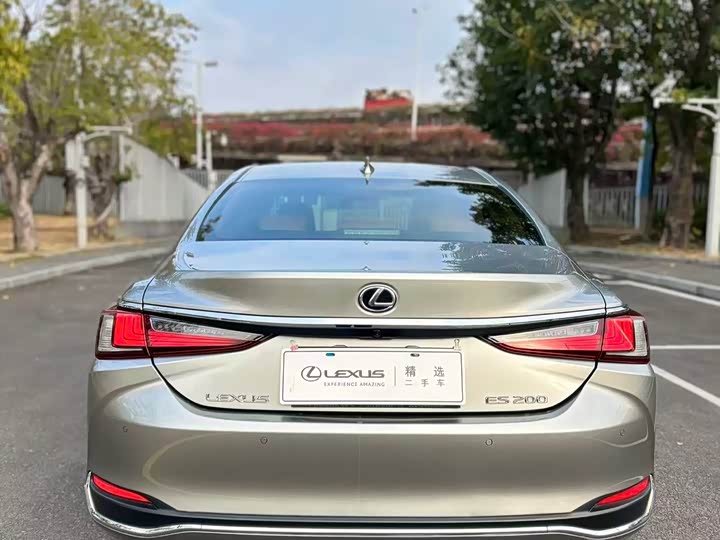 Фото 9 - Lexus ES