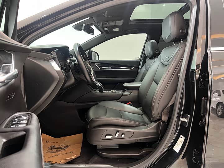 Фото 8 - Cadillac XT5