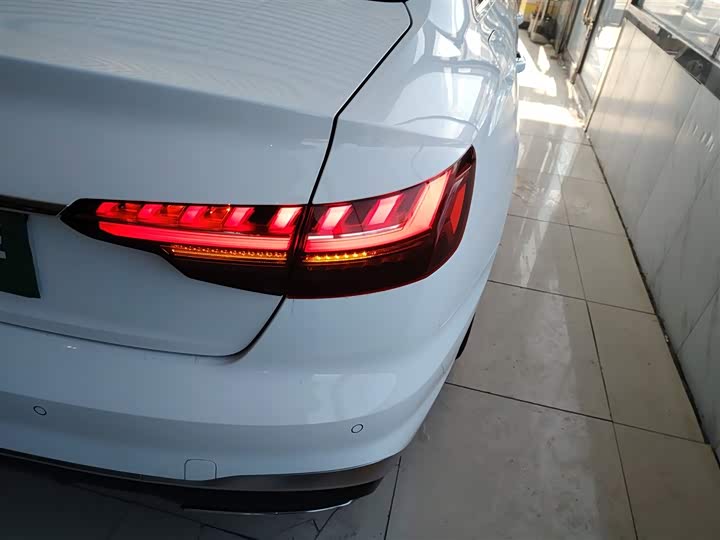 Фото 8 - Audi A4L