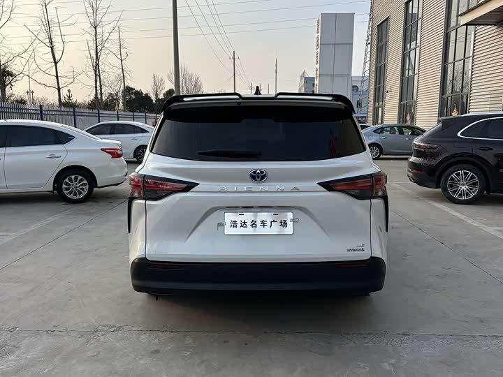 Фото 7 - Toyota Sienna